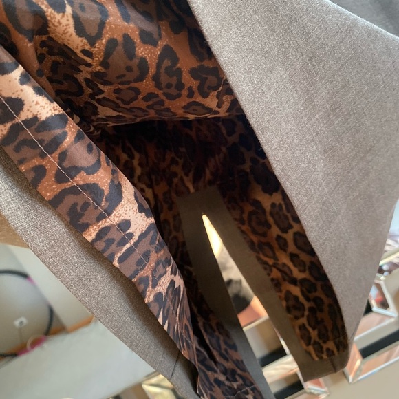 Women’s Beautiful Taupe Lined Pencil Skirt! Sz 6! Gorgeous slit in the back. - Picture 10 of 10